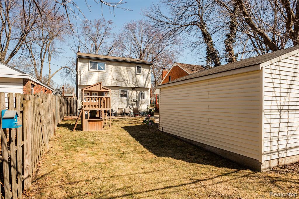 2023 Hampton Road Grosse Pointe Woods, MI 48236 - Photo 32 of 33