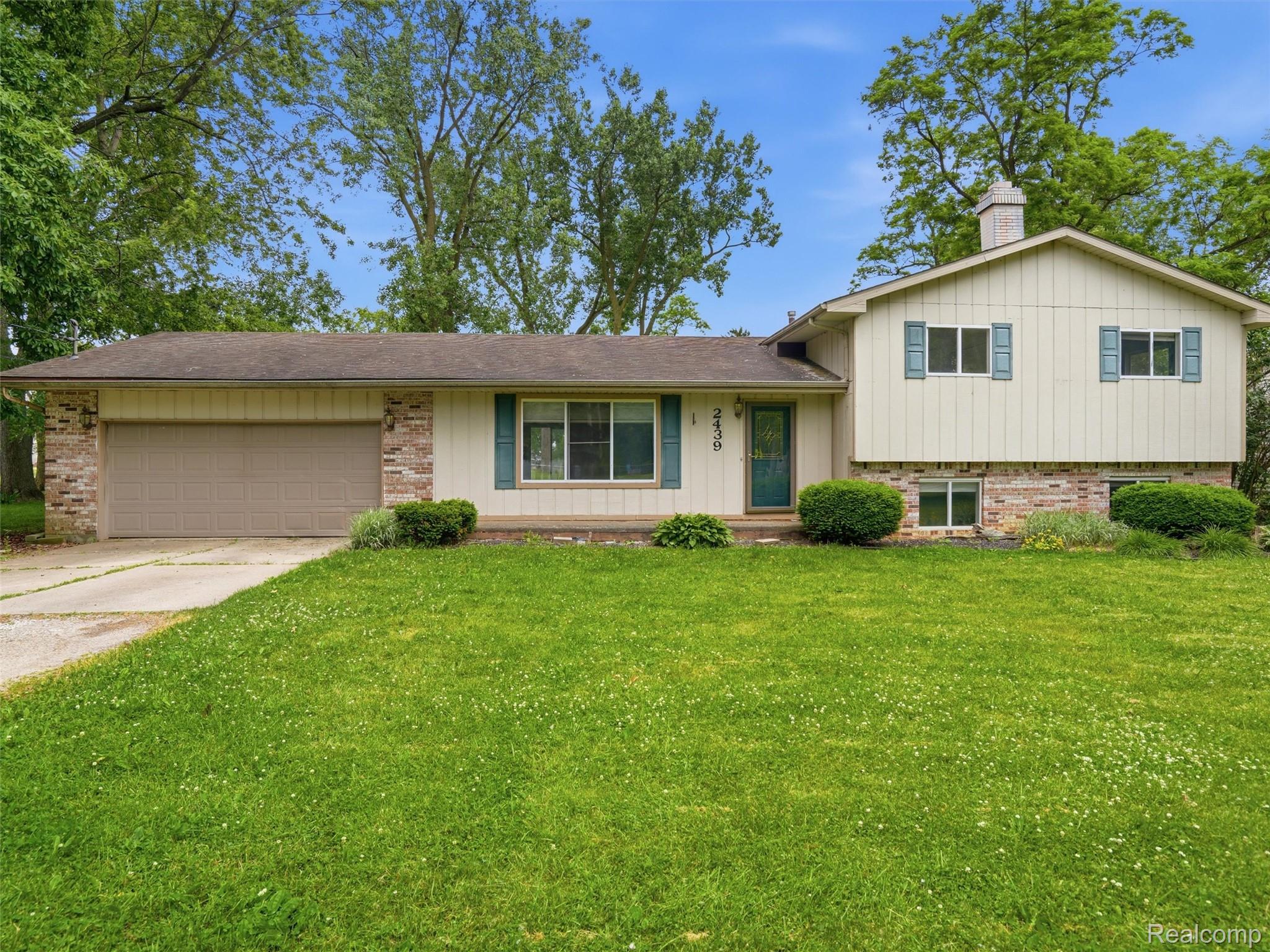 2439 North Long Lake Road Fenton, MI 48430 - Photo 1 of 25 01-DSC05242.jpg