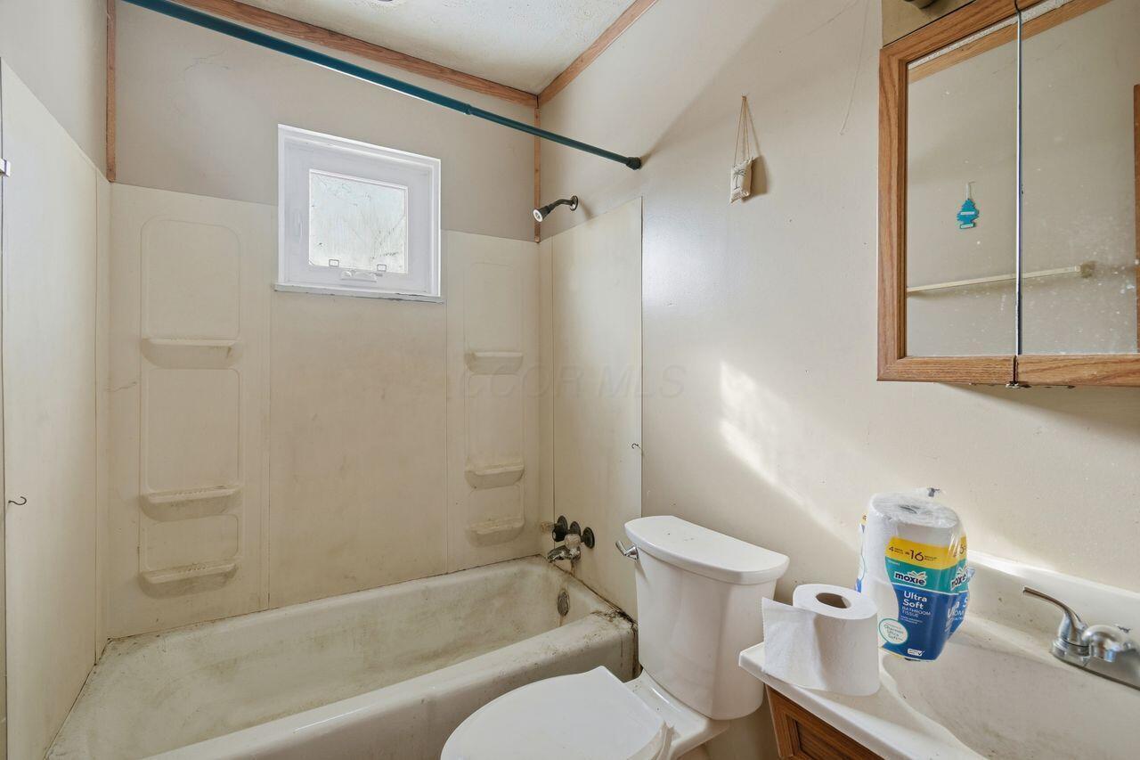 445 Basswood Road Columbus, OH 43207 - Photo 21 of 28 Full Bath