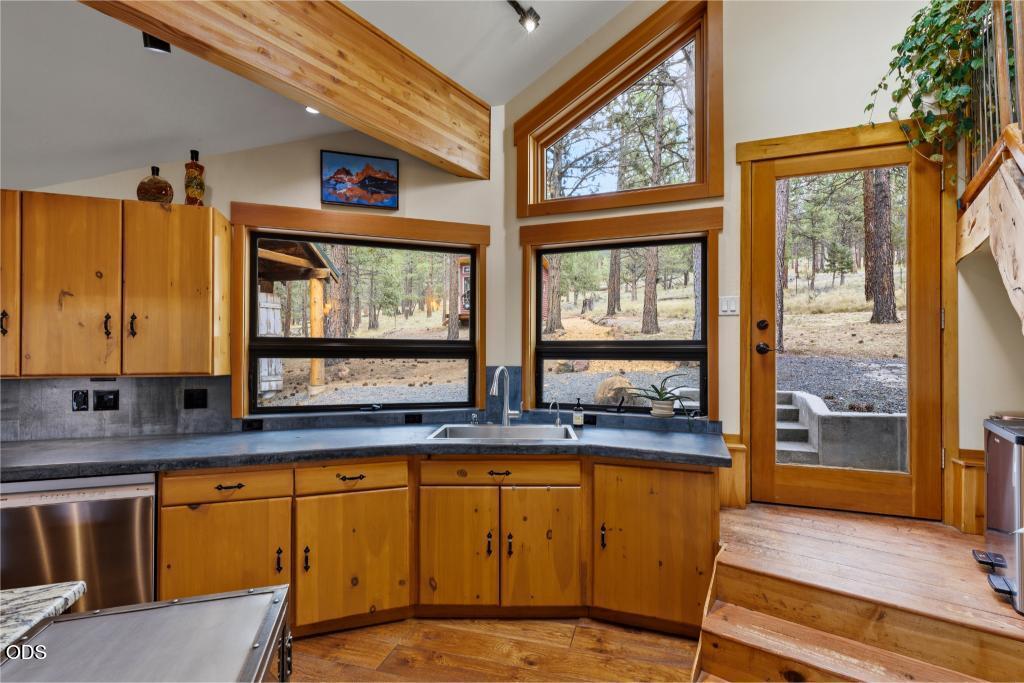 63220 Johnson Road Bend, OR 97703 - Photo 20 of 60