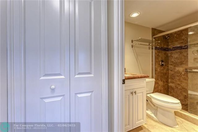 a view of entryway with washer and dryer