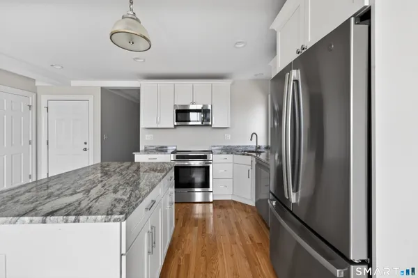 $3,400 | 136 Bank Street, Unit 2B, New London, CT 06320