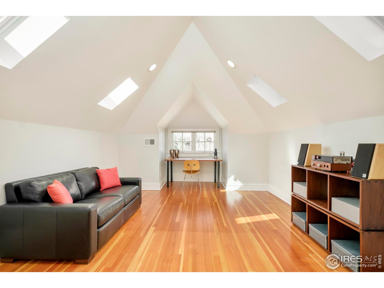 720 Mapleton Avenue Boulder, CO 80302 - Photo 33 of 40 Upper level bonus room... office, den, studio... or additional bedroom, with ensuite bathroom.