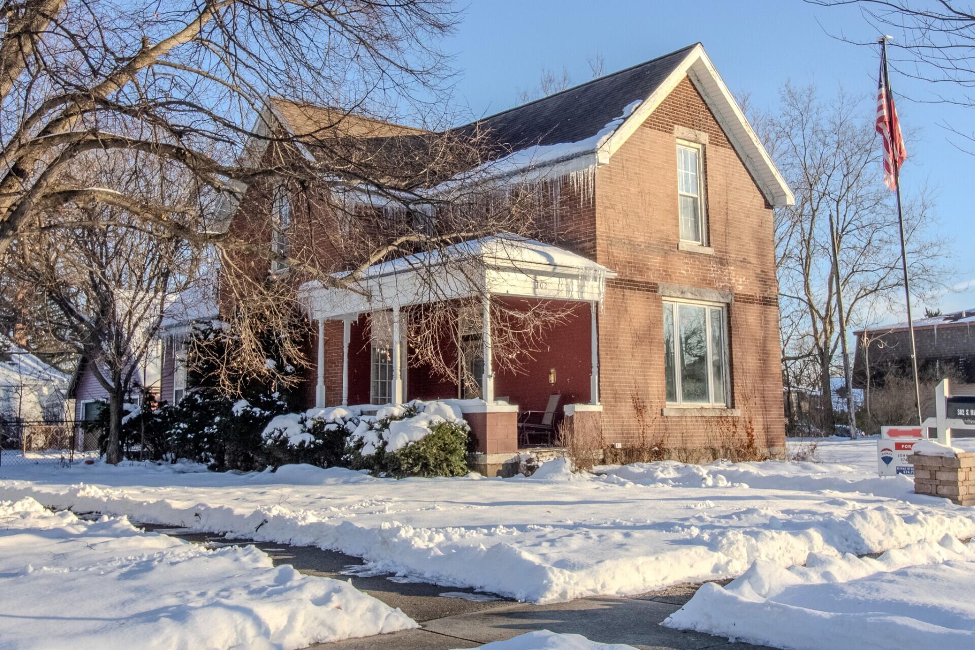 a view of a house with a yard