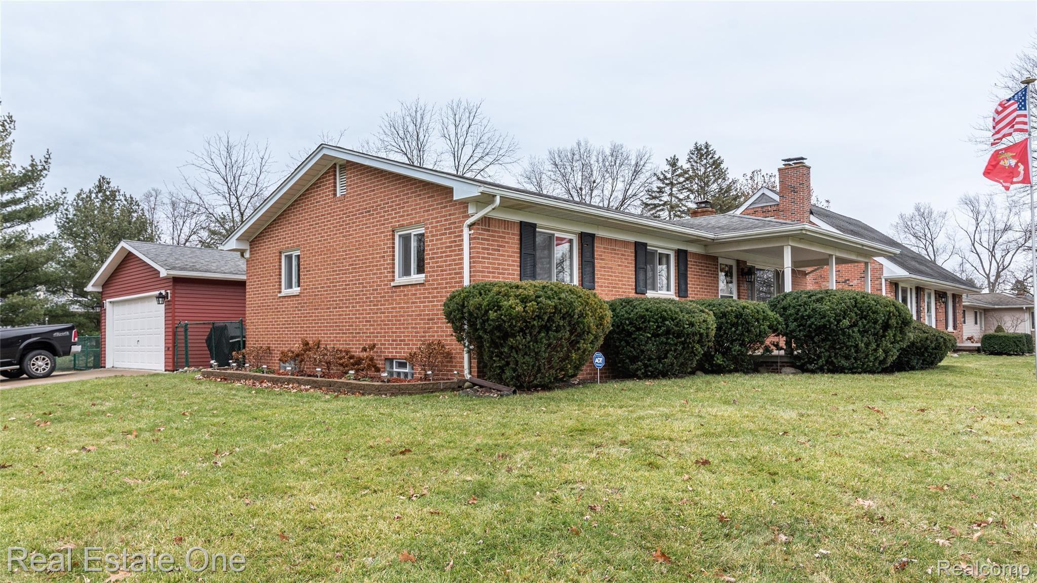 698 Center Ridge South Lyon, MI 48178 - Photo 3 of 48 Side view