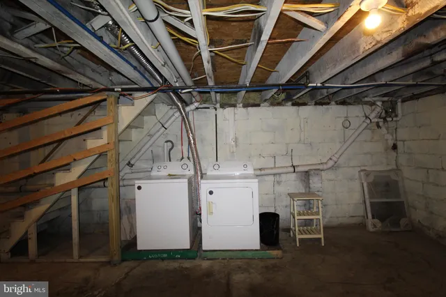 a view of empty room with an empty space