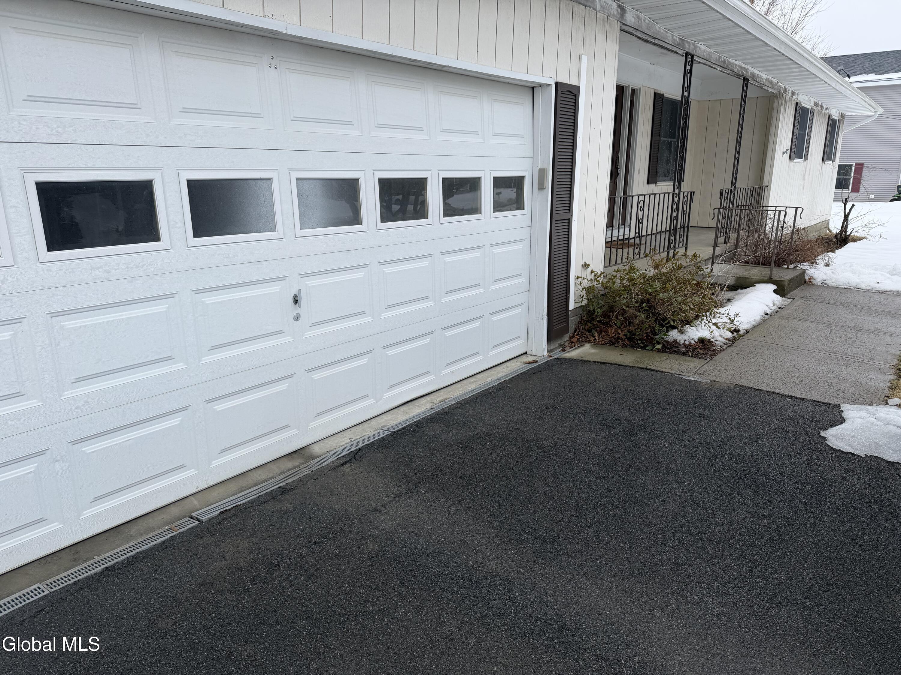 115 Hollywood Road Amsterdam, NY 12010 - Photo 3 of 22 IMG_1003