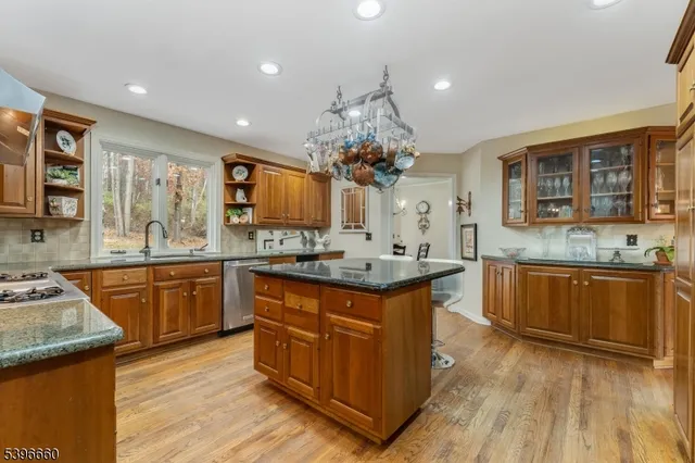 $999,900 | 6 Fawn Ridge Road, Lebanon, NJ 08833