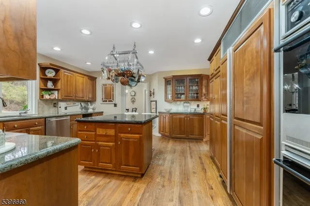 $999,900 | 6 Fawn Ridge Road, Lebanon, NJ 08833