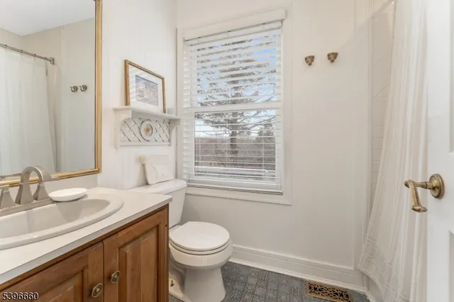 $999,900 | 6 Fawn Ridge Road, Lebanon, NJ 08833