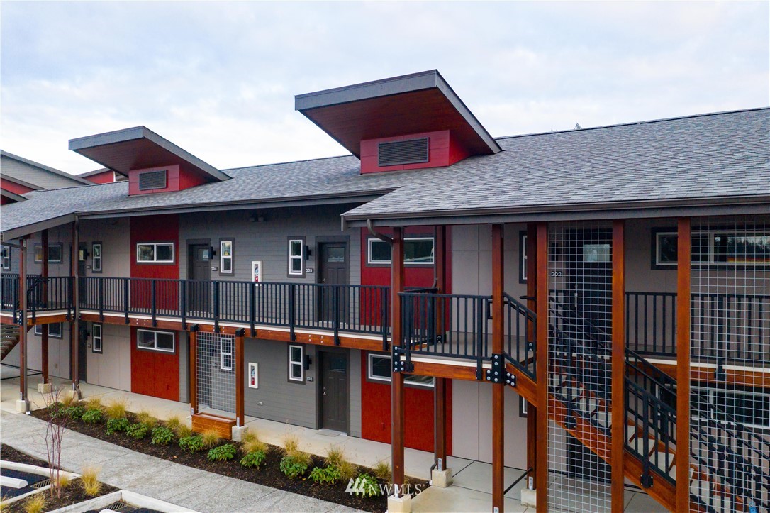 1880 Front Street, Unit 206 Lynden, WA 98264 - Photo 5 of 30 an outdoor view of shop with street
