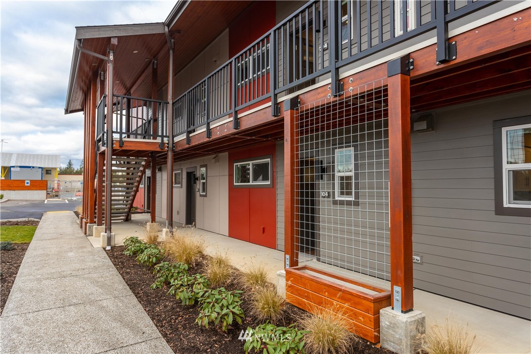 1880 Front Street, Unit 206 Lynden, WA 98264 - Photo 6 of 30 a front view of a house