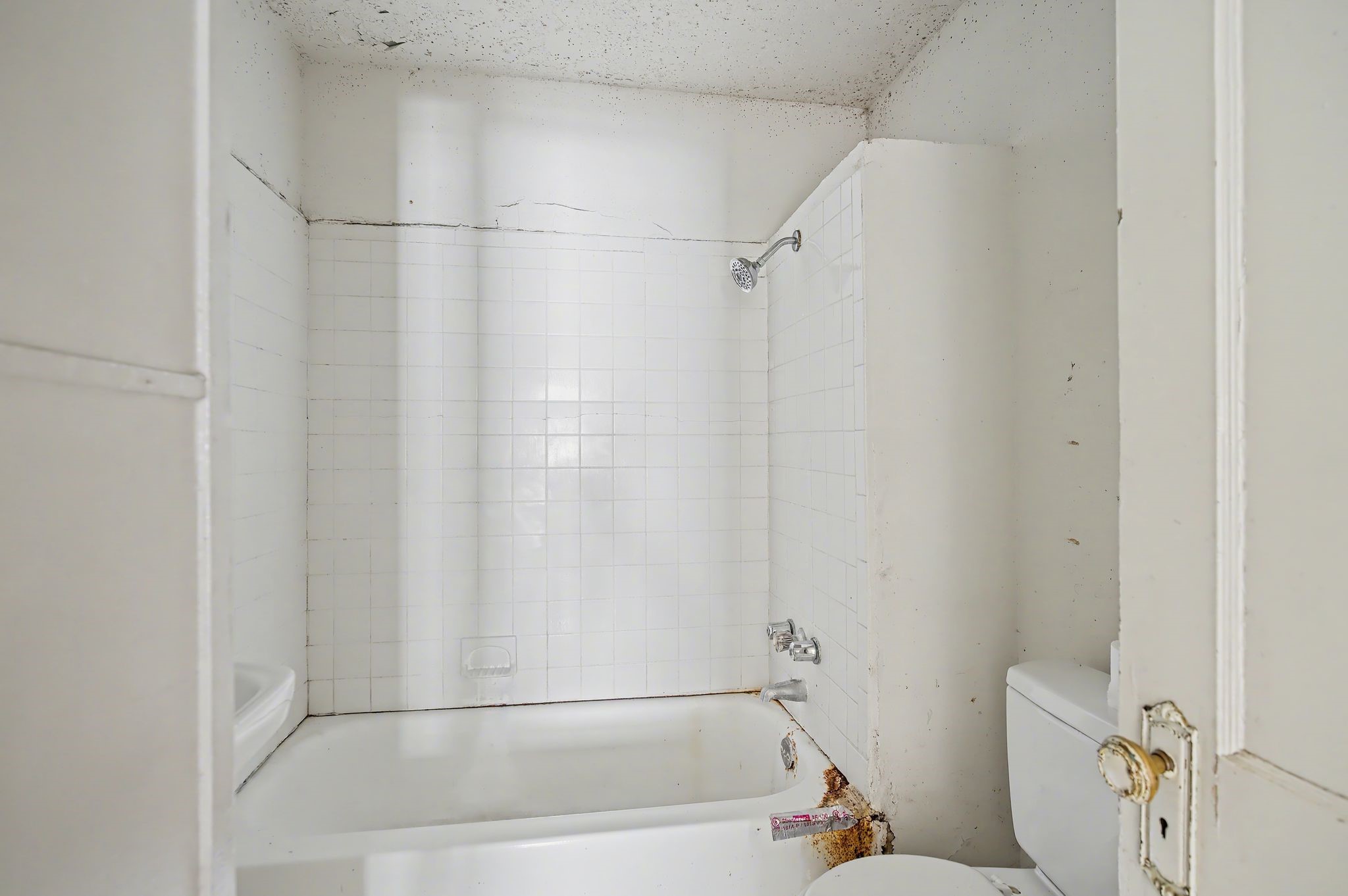 1218 Genova Street Houston, TX 77009 - Photo 14 of 15 a bathroom with a bathtub and a shower