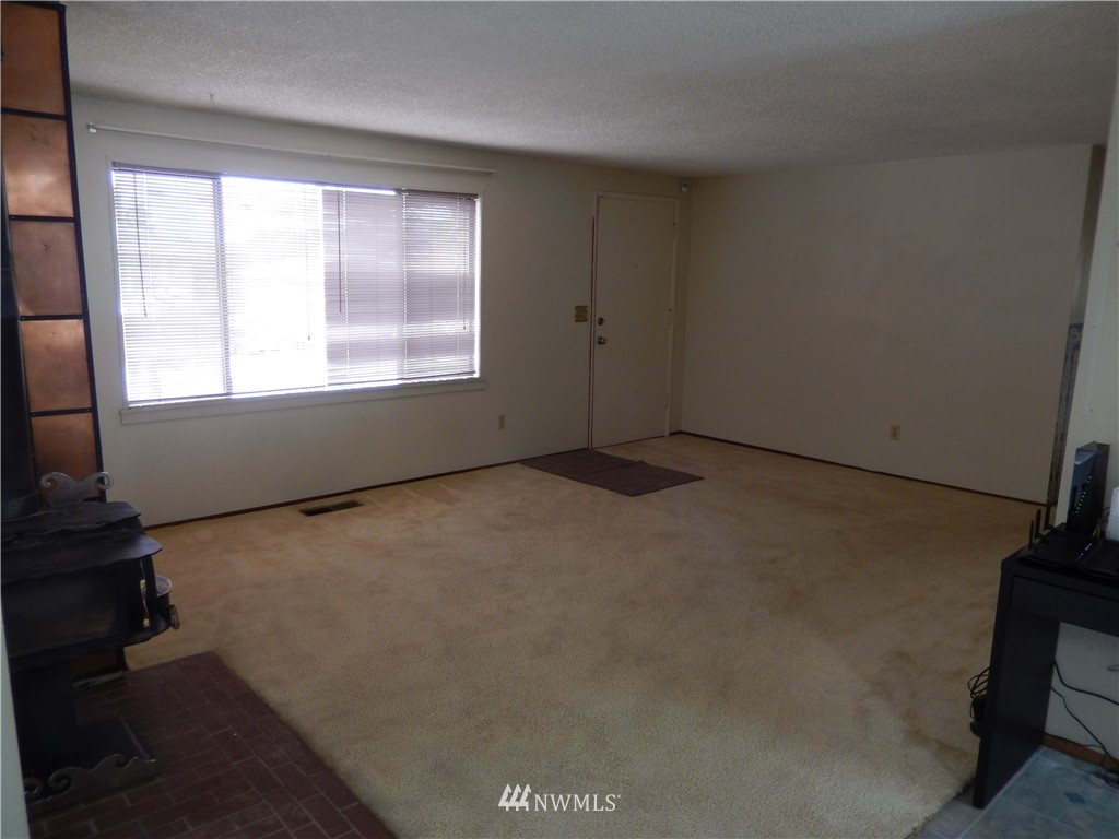 703 South 17th Street Renton, WA 98055 - Photo 12 of 20 an empty room with a window