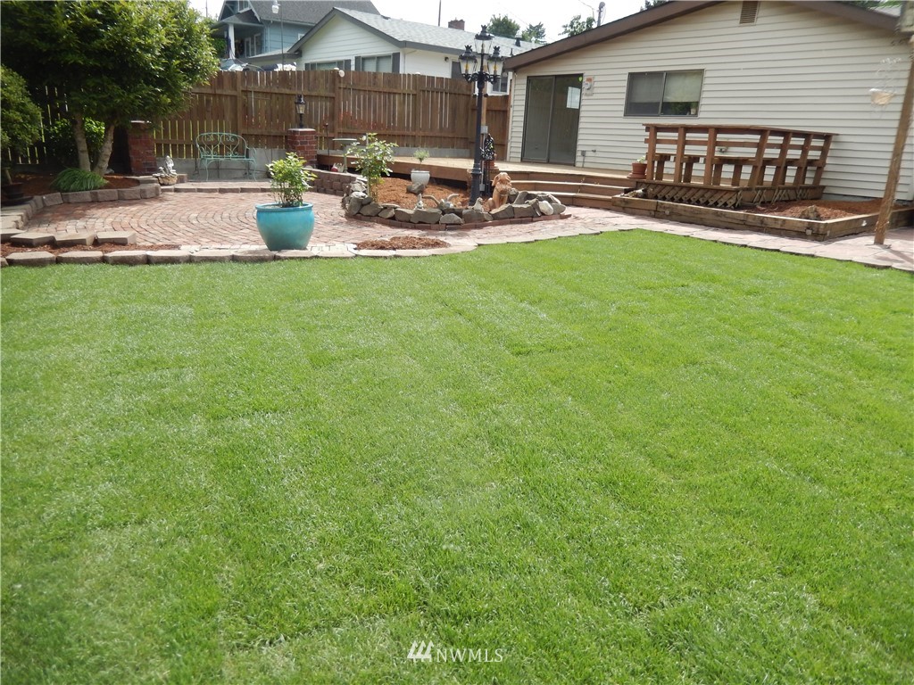 703 South 17th Street Renton, WA 98055 - Photo 5 of 20 a backyard of a house with table and chairs