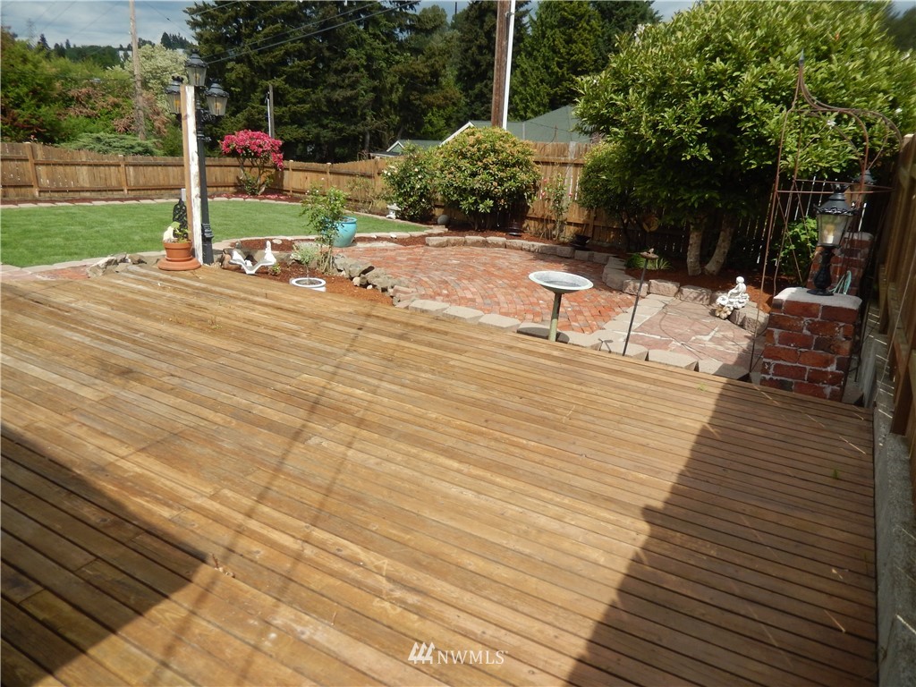 703 South 17th Street Renton, WA 98055 - Photo 6 of 20 a view of a park with lounge chairs