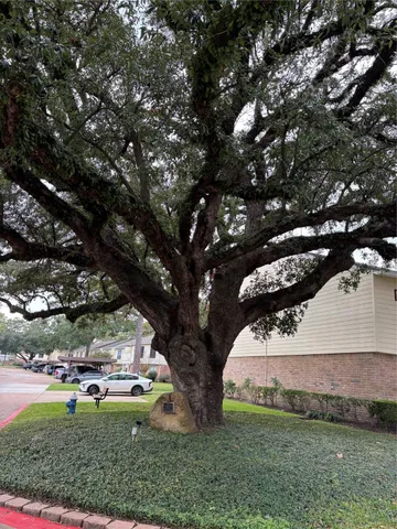 a view of a tennis court