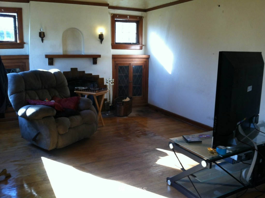 816 North 46th Street Seattle, WA 98103 - Photo 20 of 21 a living room with furniture and a flat screen tv