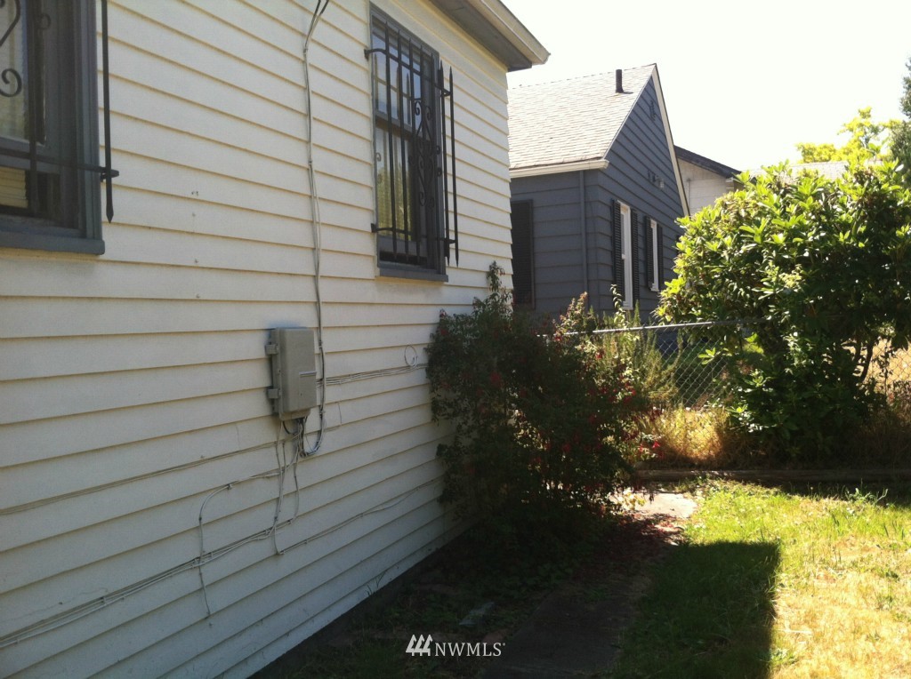 816 North 46th Street Seattle, WA 98103 - Photo 6 of 21 a view of a house with a yard