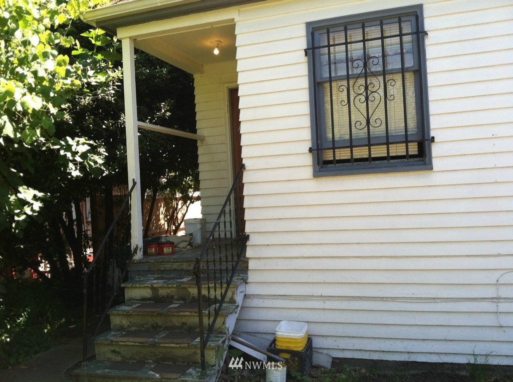 816 North 46th Street Seattle, WA 98103 - Photo 9 of 21 a view of a house with a door and wooden floor