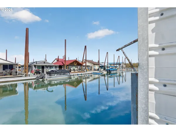 $250,000 | 19609 Northeast Marine Drive, Unit D3, Portland, OR 97230