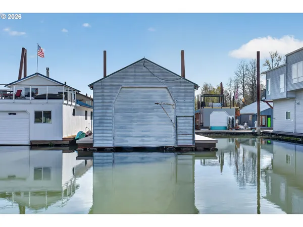 $250,000 | 19609 Northeast Marine Drive, Unit D3, Portland, OR 97230