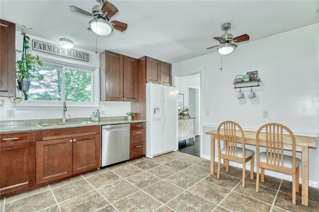 1038 Whalen Road Penfield, NY 14526 - Photo 17 of 46 Wide open kitchen with plenty of eat in space. Qua