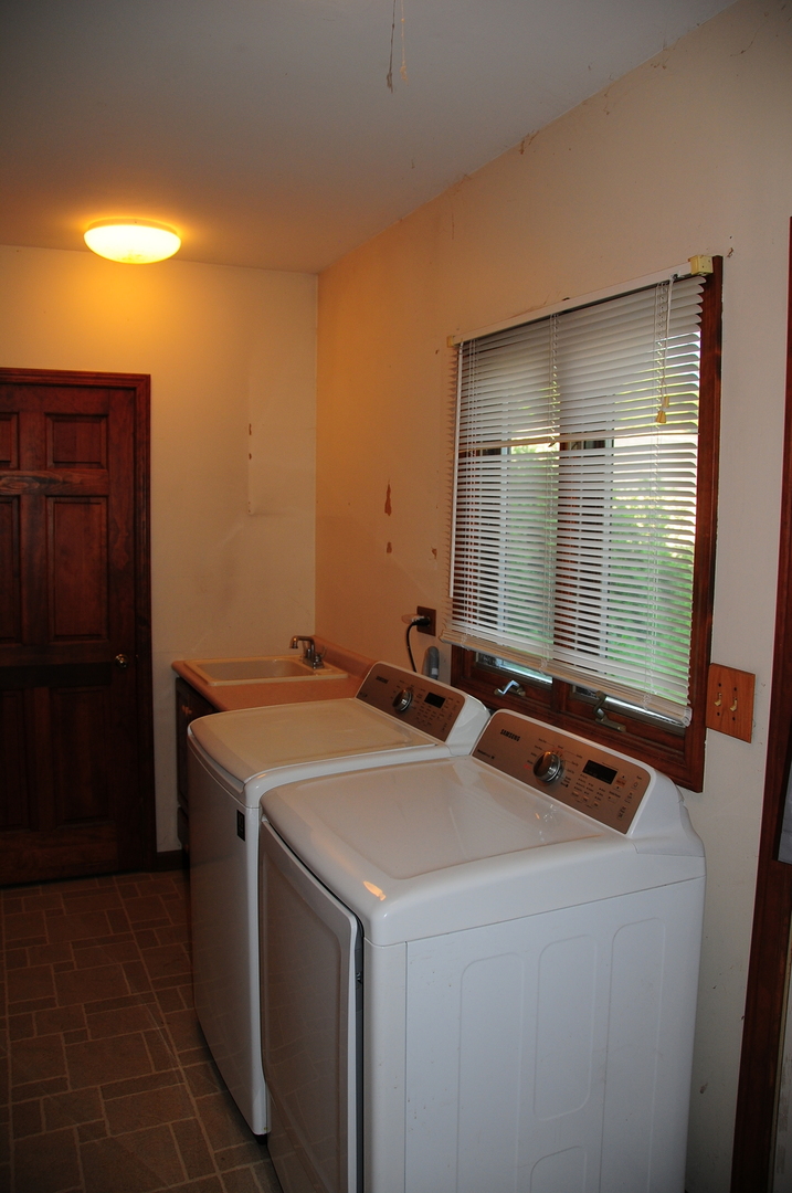 40W883 Plank Road Elgin, IL 60124 - Photo 28 of 47 a utility room with dryer and washer