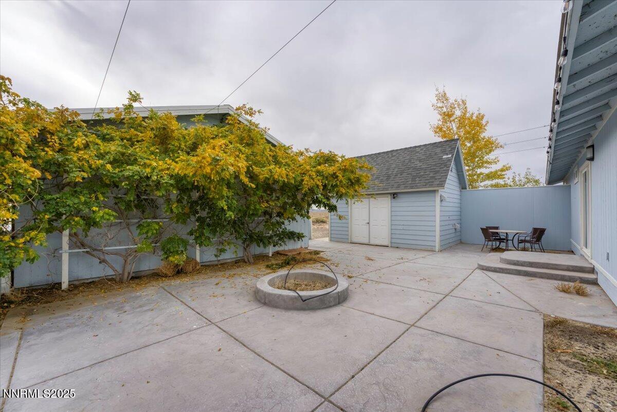 988 Bench Road Fallon, NV 89406 - Photo 29 of 54 a backyard of a house with table and chairs