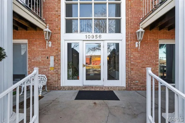 $204,900 | 10956 Village Grove Drive, Unit I, St. Louis, MO 63123