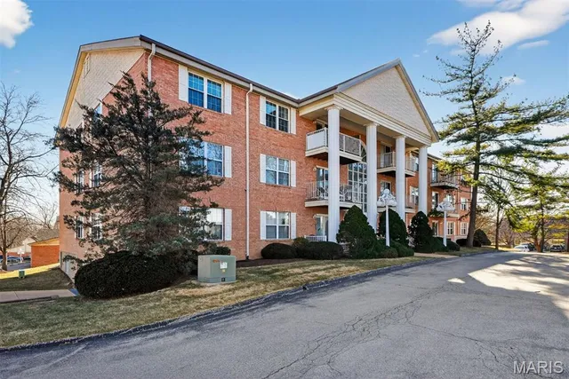 $204,900 | 10956 Village Grove Drive, Unit I, St. Louis, MO 63123