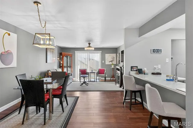 $204,900 | 10956 Village Grove Drive, Unit I, St. Louis, MO 63123