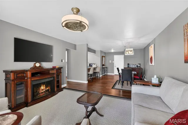 $204,900 | 10956 Village Grove Drive, Unit I, St. Louis, MO 63123