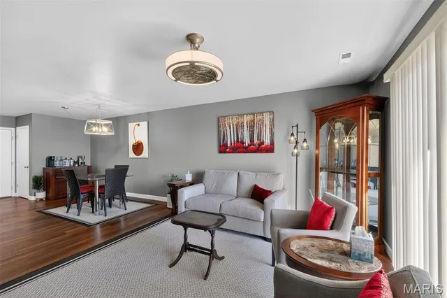 $204,900 | 10956 Village Grove Drive, Unit I, St. Louis, MO 63123