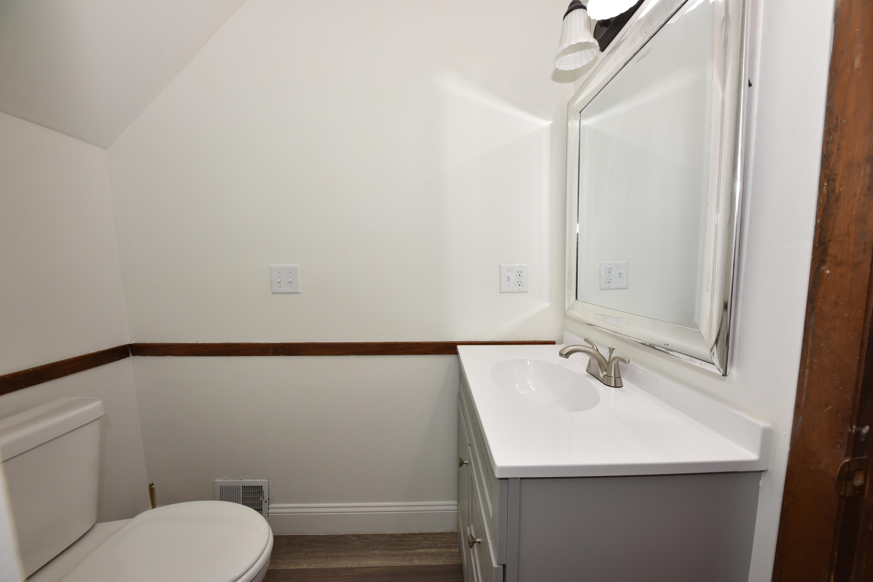 1971 South 32nd Street Milwaukee, WI 53215 - Photo 18 of 25 Full Bath Upper