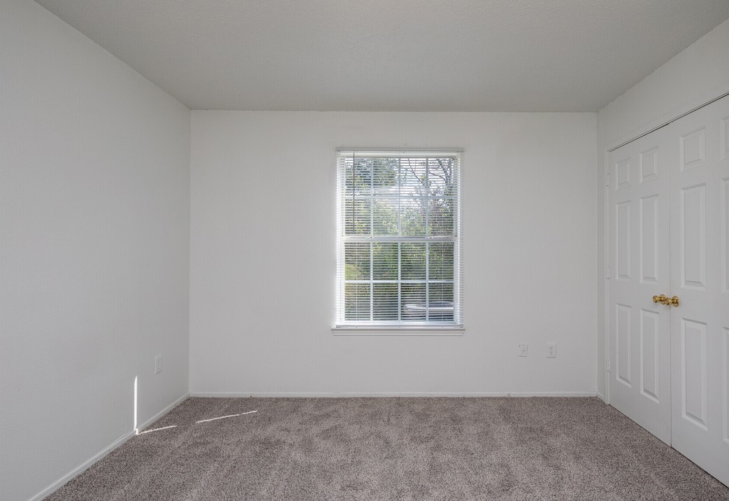 100 Remington Drive Dickson, TN 37055 - Photo 10 of 11 an empty room with a window
