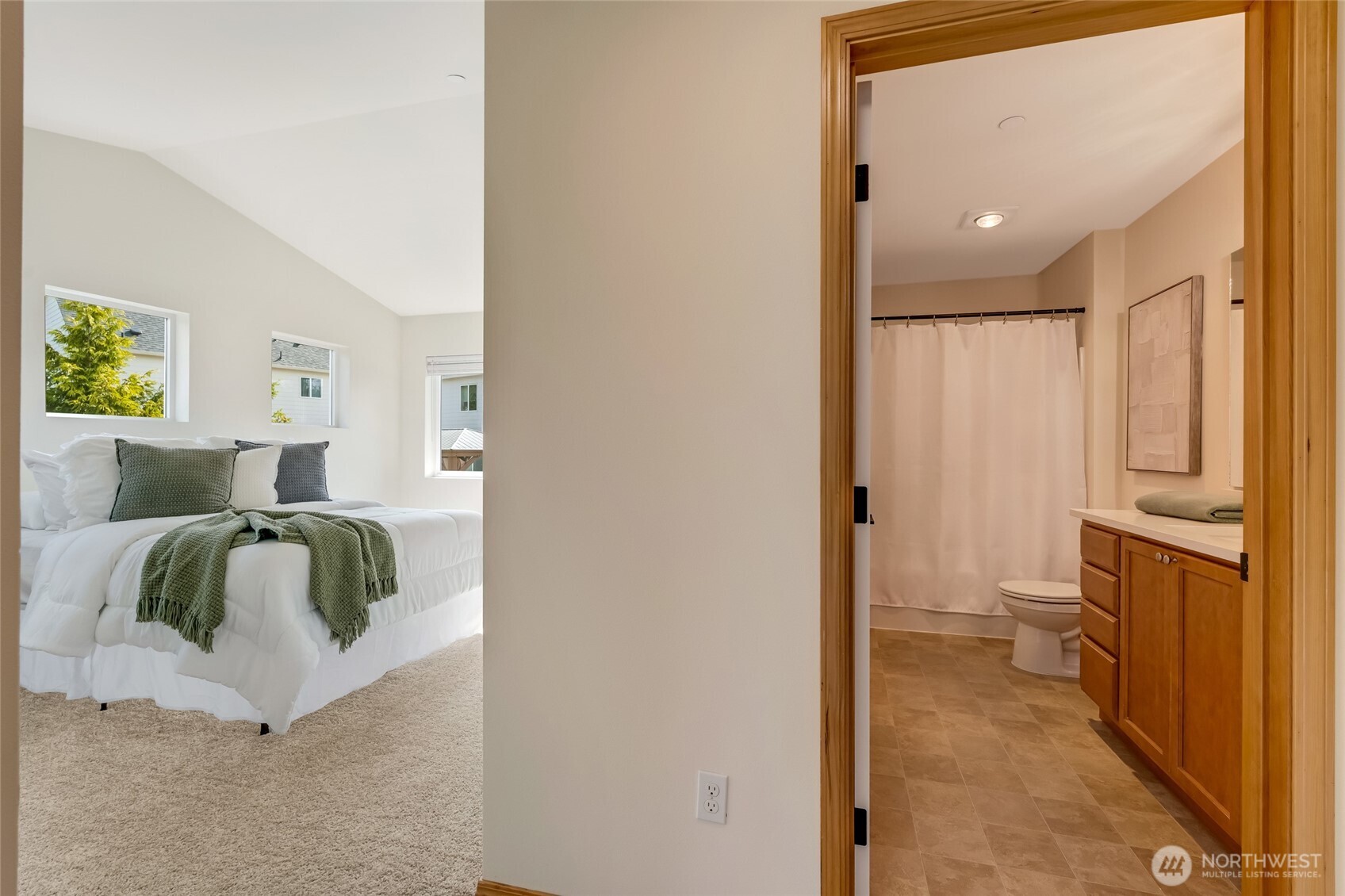 3910 132nd Street Southwest, Unit B Lynnwood, WA 98087 - Photo 26 of 30 a en suite bathroom with a toilet sink and tub