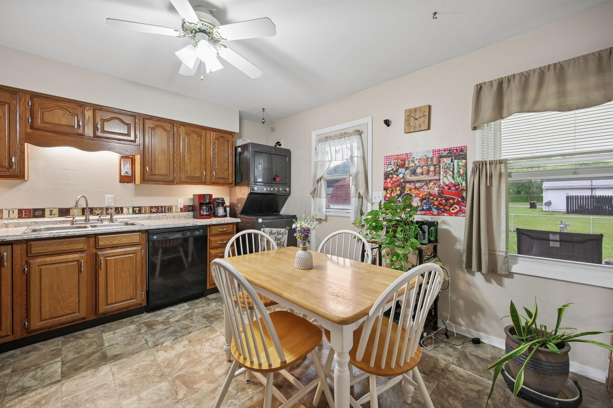 256 Walden Road Heath, OH 43056 - Photo 9 of 24 Eat in kitchen w/new flooring. All appliances remain.
