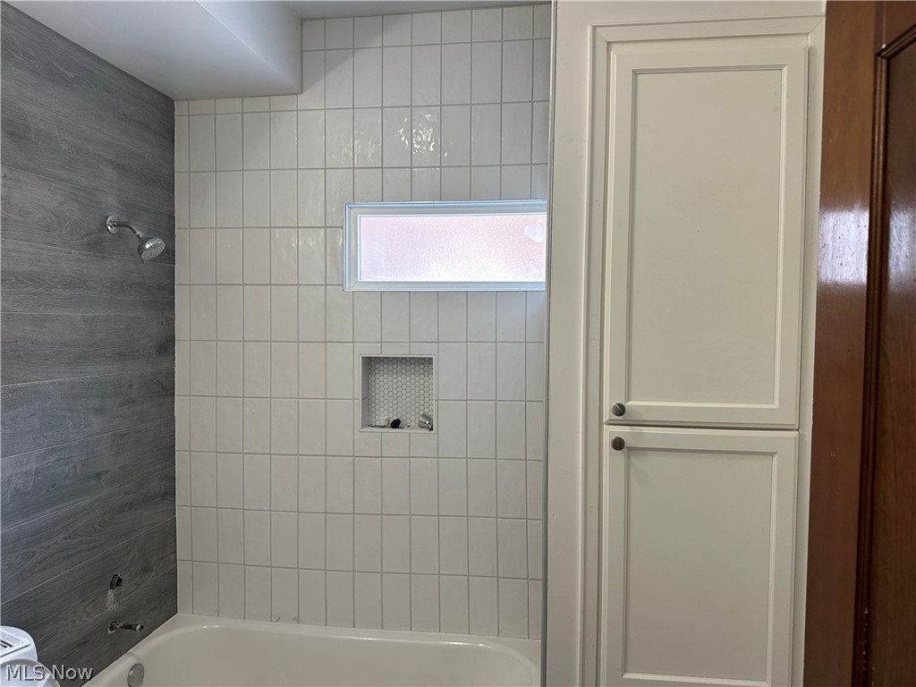 1635 Belmar Road, Unit 1 Cleveland, OH 44118 - Photo 8 of 12 tiled shower and tub