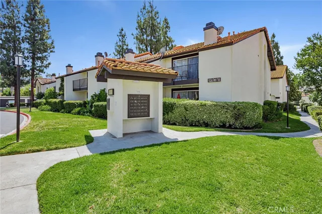 a view of a pathway with house on both side