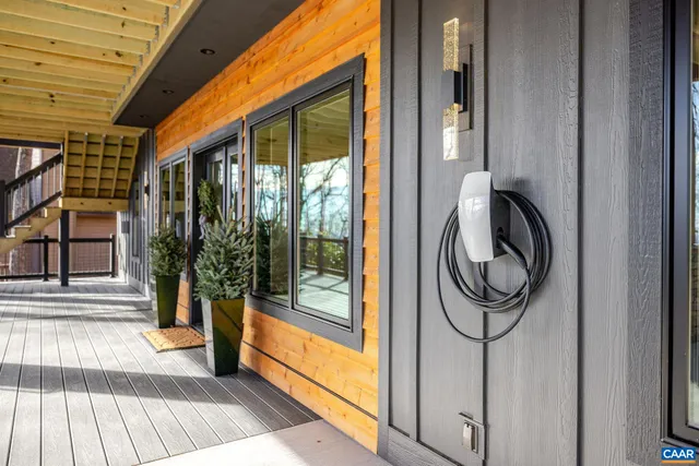 $995,000 | 48 Oak Lane, Roseland, VA 22967