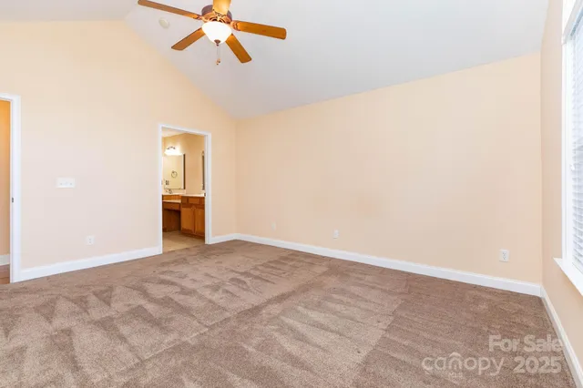 a view of empty room with a ceiling fan