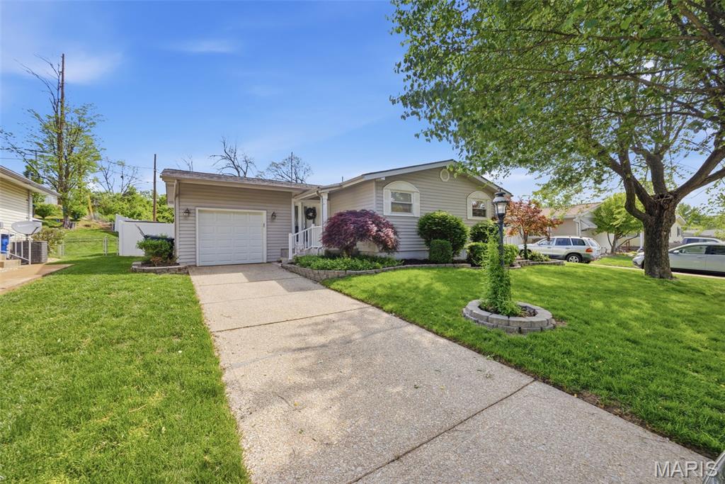 509 Aqua Ridge Drive St. Louis, MO 63129 - Photo 1 of 27