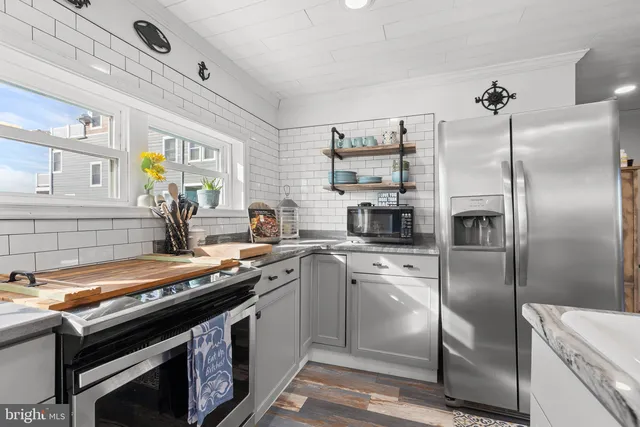 a view of a kitchen and kitchen island