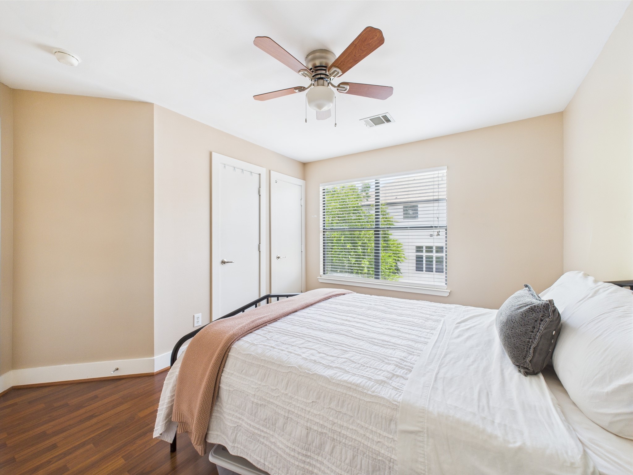 5810 Darling Street, Unit F Houston, TX 77007 - Photo 21 of 38 Secondary bedroom (3rd floor)
