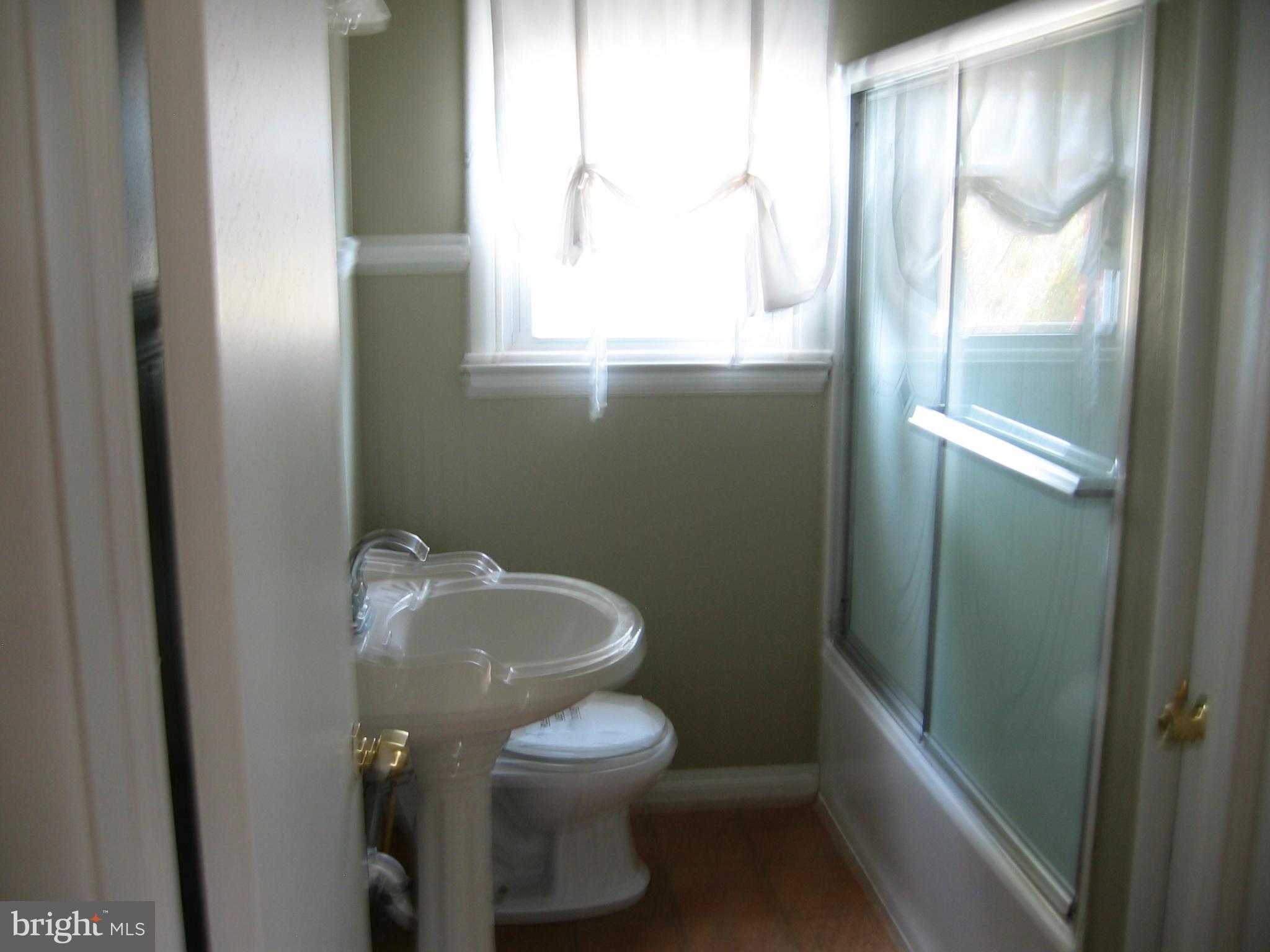 8319 Dogwood Road Baltimore, MD 21244 - Photo 17 of 24 Bath