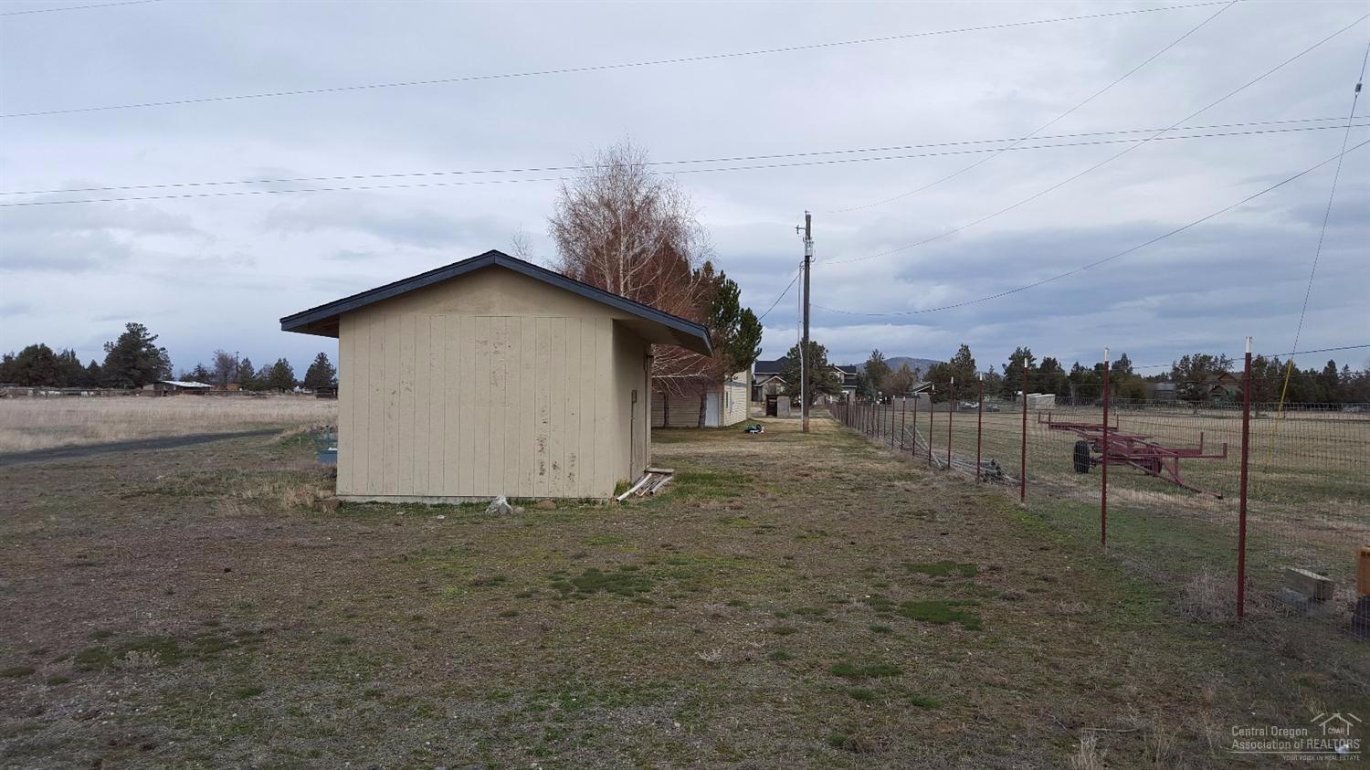 65870 Twin Bridges Road Bend, OR 97703 - Photo 17 of 19 Well house with cistern.