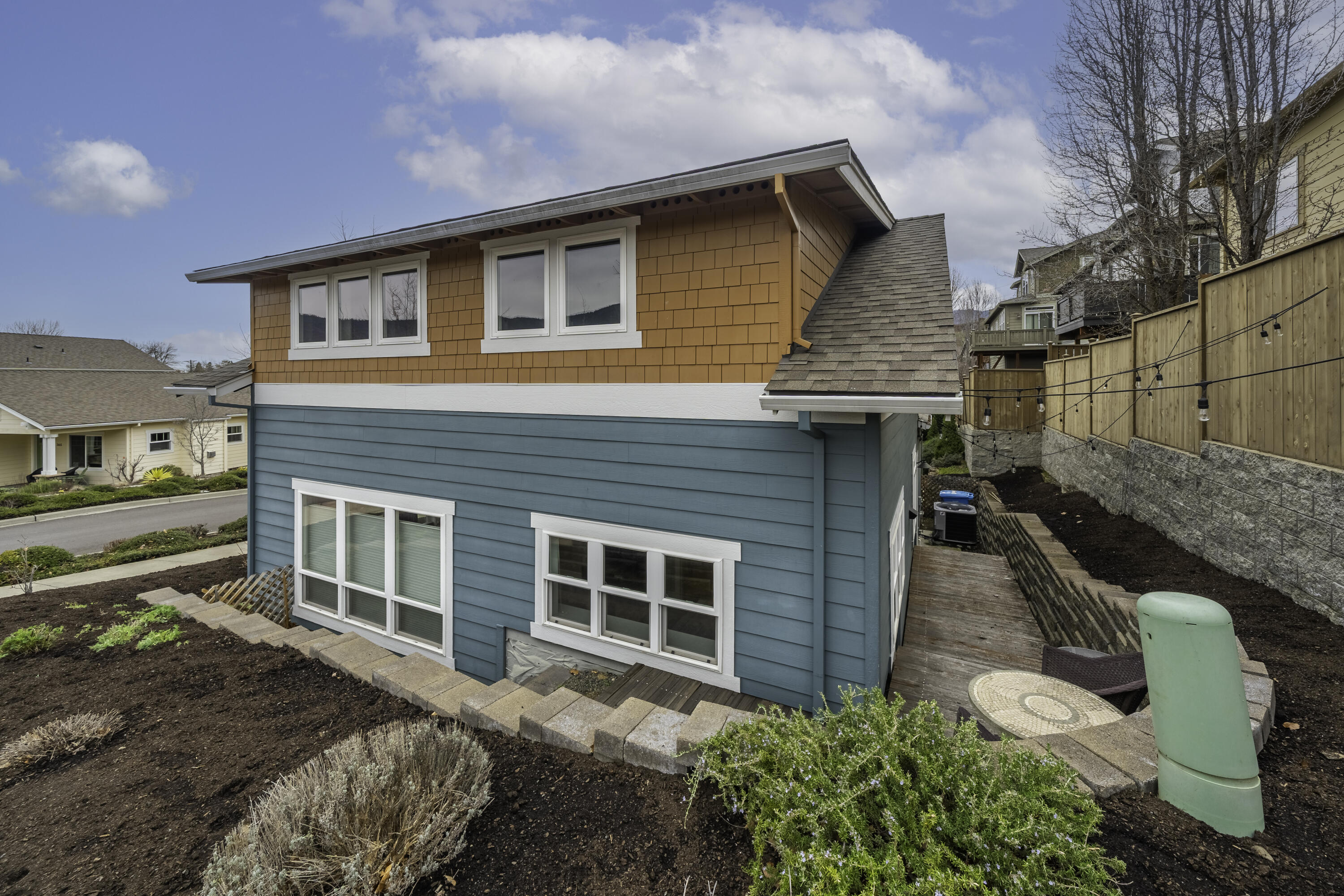 946 Stone Ridge Avenue Ashland, OR 97520 - Photo 4 of 26 DSC06299-HDR-Edit