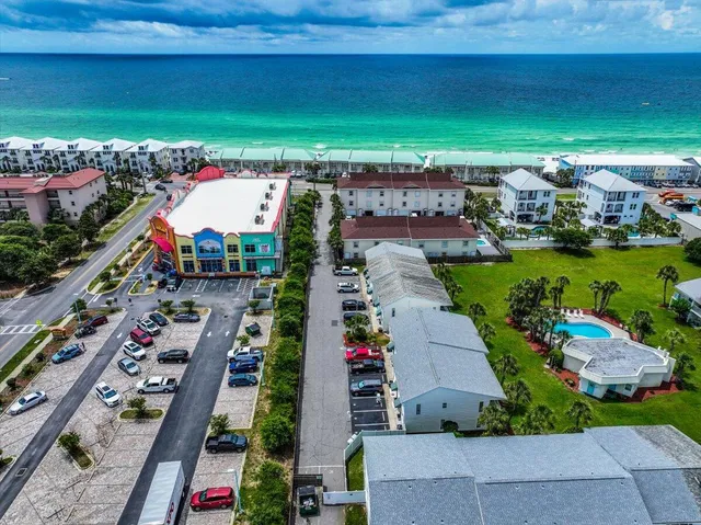 a view of yard with green space