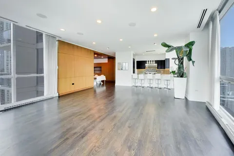 $2,700,000 | 110 West Superior Street, Unit 2200, Chicago, IL 60654